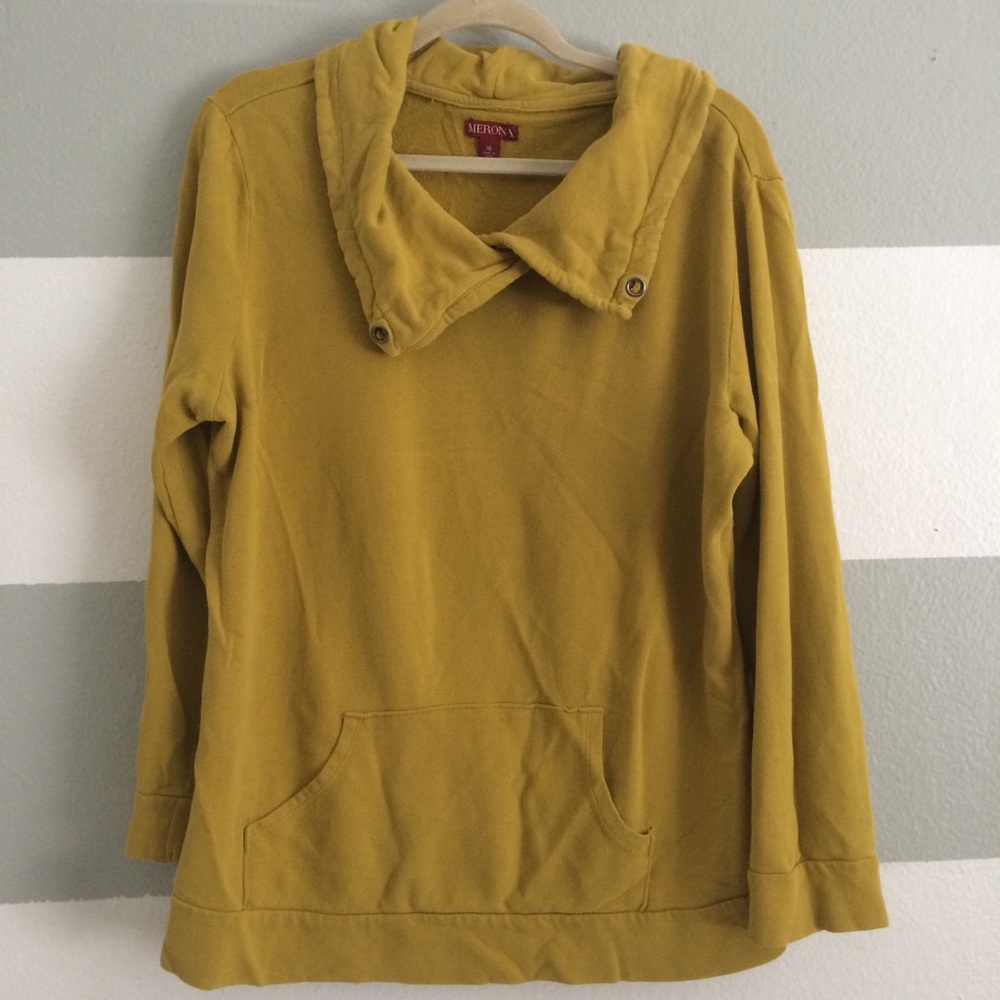 Large collar sweatshirt